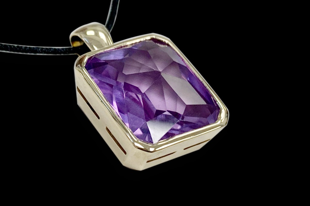 Gouden hanger met amethyst