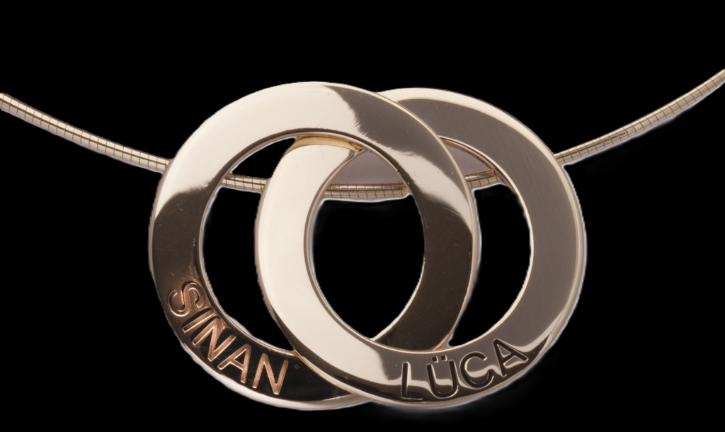 Gouden hanger met gegraveerde namen