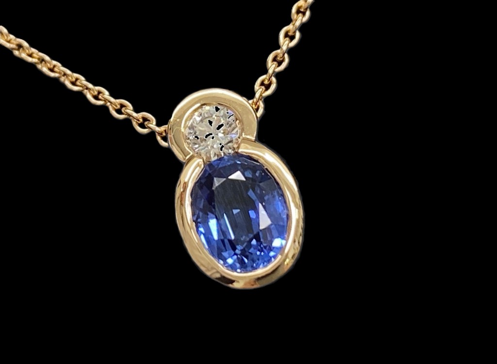 Gouden hanger met blauwe saffier