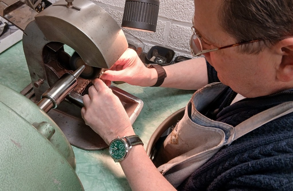 Roland Oostwegel polijst een ring met traditioneel gereedschap